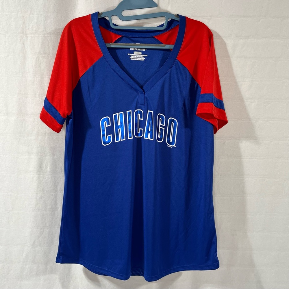 Genuine Ladies XL Chicago Cubs Baseball V-Neck Shirt with Metallic Lettering